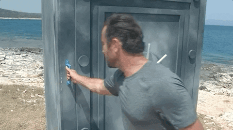 Сейф з грошима ілюструє статтю про те як податок на Google позначився на бізнесі.